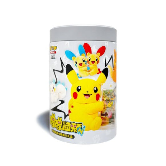 The box contains:
1 Random “Nuzzle Cheeks” plush toy
Randomly inserted plush (1 of 6 + secret):
Pikachu
Raichu
Pachirisu
Bidoof
Plusle
Minun
Secret hidden style
1 Pokémon art holographic card
1 Card display frame
1 Metal storage/display tin
1 pack “Scarlet & Violet True Mystery” slim booster (5 cards)
1 pack “Collect 151” slim booster (5 cards)
This is a TCG bundle + plush collector display set, not just a toy.