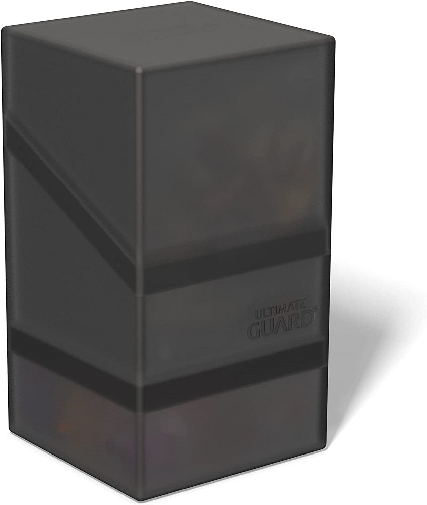 Ultimate Guard Boulder'n'Tray 100+ Onyx. By popular demand, here is the Boulder'n'Tray 100+. This deck case combines the sturdiness of our Boulder with the flexibility of an extra compartment for your dice and other accessories - just like our classic Monolith. Our Boulder'n'Tray 100+ impresses with its durable, soft-touch finish², which ensures a comfortable grip and long life during all your gaming sessions. - Holds up to 100 standard size cards