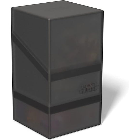Ultimate Guard Boulder'n'Tray 100+ Onyx. By popular demand, here is the Boulder'n'Tray 100+. This deck case combines the sturdiness of our Boulder with the flexibility of an extra compartment for your dice and other accessories - just like our classic Monolith. Our Boulder'n'Tray 100+ impresses with its durable, soft-touch finish², which ensures a comfortable grip and long life during all your gaming sessions. - Holds up to 100 standard size cards