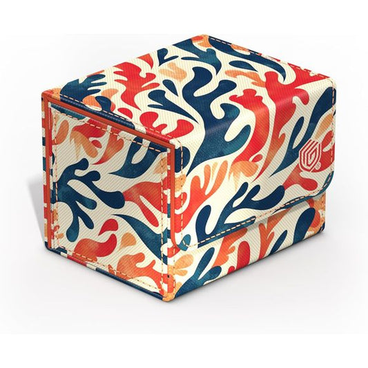 Dive into flourishing underwater worlds with the 2025 Exclusive Sidewinders from Ultimate Guard! The sustainable Coral Places deck boxes are made from 52% recycled materials and, in addition to the durable Xenoskin surface, have a strong magnetic closure and a high-quality microfibre inner lining so that up to 100 (double-sleeved) or 120 (single-sleeved) cards from games such as Magic: The Gathering, Pokemon, Lorcana, One Piece or Yu-Gi-Oh! can be stored safely. The plastic-free packaging is also made entir