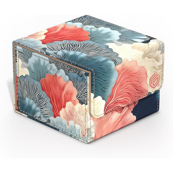 Dive into flourishing underwater worlds with the 2025 Exclusive Sidewinders from Ultimate Guard! The sustainable Coral Places deck boxes are made from 52% recycled materials and, in addition to the durable Xenoskin surface, have a strong magnetic closure and a high-quality microfibre inner lining so that up to 133 (double-sleeved) or 160 (single-sleeved) cards from games such as Magic: The Gathering, Pokemon, Lorcana, One Piece or Yu-Gi-Oh! can be stored safely. The plastic-free packaging is also made entir