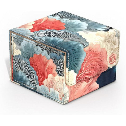 Dive into flourishing underwater worlds with the 2025 Exclusive Sidewinders from Ultimate Guard! The sustainable Coral Places deck boxes are made from 52% recycled materials and, in addition to the durable Xenoskin surface, have a strong magnetic closure and a high-quality microfibre inner lining so that up to 133 (double-sleeved) or 160 (single-sleeved) cards from games such as Magic: The Gathering, Pokemon, Lorcana, One Piece or Yu-Gi-Oh! can be stored safely. The plastic-free packaging is also made entir