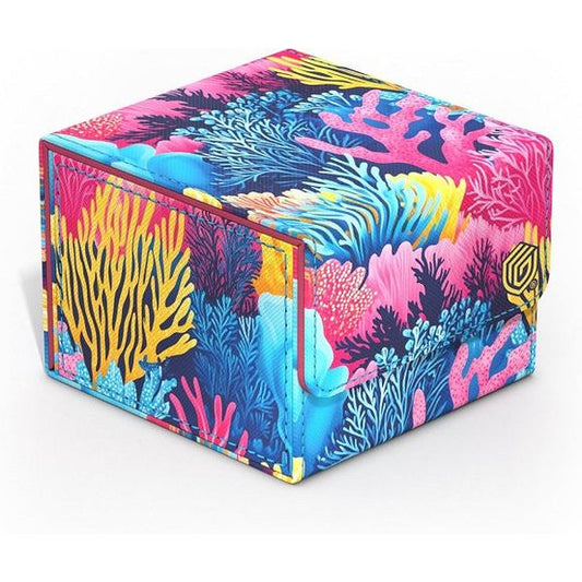 Dive into flourishing underwater worlds with the 2025 Exclusive Sidewinders from Ultimate Guard! The sustainable Coral Places deck boxes are made from 52% recycled materials and, in addition to the durable Xenoskin surface, have a strong magnetic closure and a high-quality microfibre inner lining so that up to 133 (double-sleeved) or 160 (single-sleeved) cards from games such as Magic: The Gathering, Pokemon, Lorcana, One Piece or Yu-Gi-Oh! can be stored safely. The plastic-free packaging is also made entir