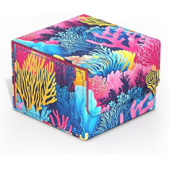 Dive into flourishing underwater worlds with the 2025 Exclusive Sidewinders from Ultimate Guard! The sustainable Coral Places deck boxes are made from 52% recycled materials and, in addition to the durable Xenoskin surface, have a strong magnetic closure and a high-quality microfibre inner lining so that up to 133 (double-sleeved) or 160 (single-sleeved) cards from games such as Magic: The Gathering, Pokemon, Lorcana, One Piece or Yu-Gi-Oh! can be stored safely. The plastic-free packaging is also made entir