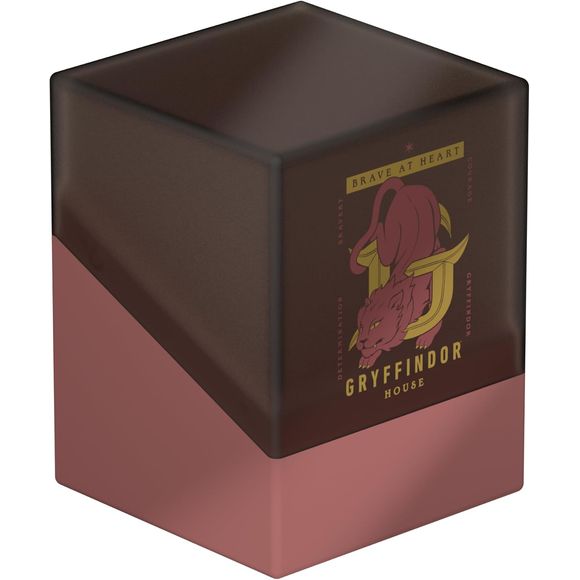 Show your House allegiance to Gryffindor, Slytherin, Hufflepuff or Ravenclaw with the Harry Potter Boulder 100+ deck box from Ultimate Guard. The durable card box is easy to open despite its secure closure, has a pleasant soft-touch surface and offers space for 100 (in double protective sleeves) or 120 (in single protective sleeves) cards of standard size or smaller.