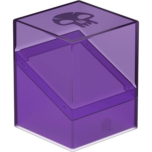 Ultimate Guard’s Boulder 100+ Hybrid combines the completely transparent top of the Boulder Clear with a soft-touch base in the style of the original Boulder. The officially licensed MTG deck box is easy to open, but offers reliable protection for your cards thanks to a sturdy casing and secure closure. The Boulder 100+ Hybrid holds almost up to 100 cards in a double-sleeved case and is suitable for all Magic: The Gathering formats such as Commander, Standard or Modern.