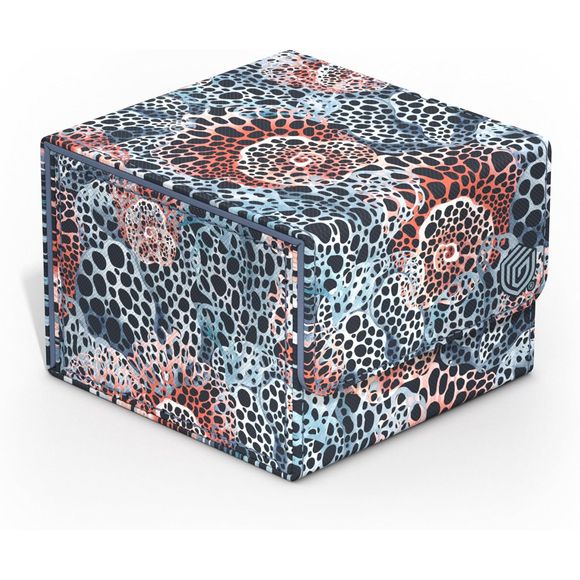 Dive into flourishing underwater worlds with the 2025 Exclusive Sidewinders from Ultimate Guard! The sustainable Coral Places deck boxes are made from 52% recycled materials and, in addition to the durable Xenoskin surface, have a strong magnetic closure and a high-quality microfibre inner lining so that up to 133 (double-sleeved) or 160 (single-sleeved) cards from games such as Magic: The Gathering, Pokemon, Lorcana, One Piece or Yu-Gi-Oh! can be stored safely. The plastic-free packaging is also made entir