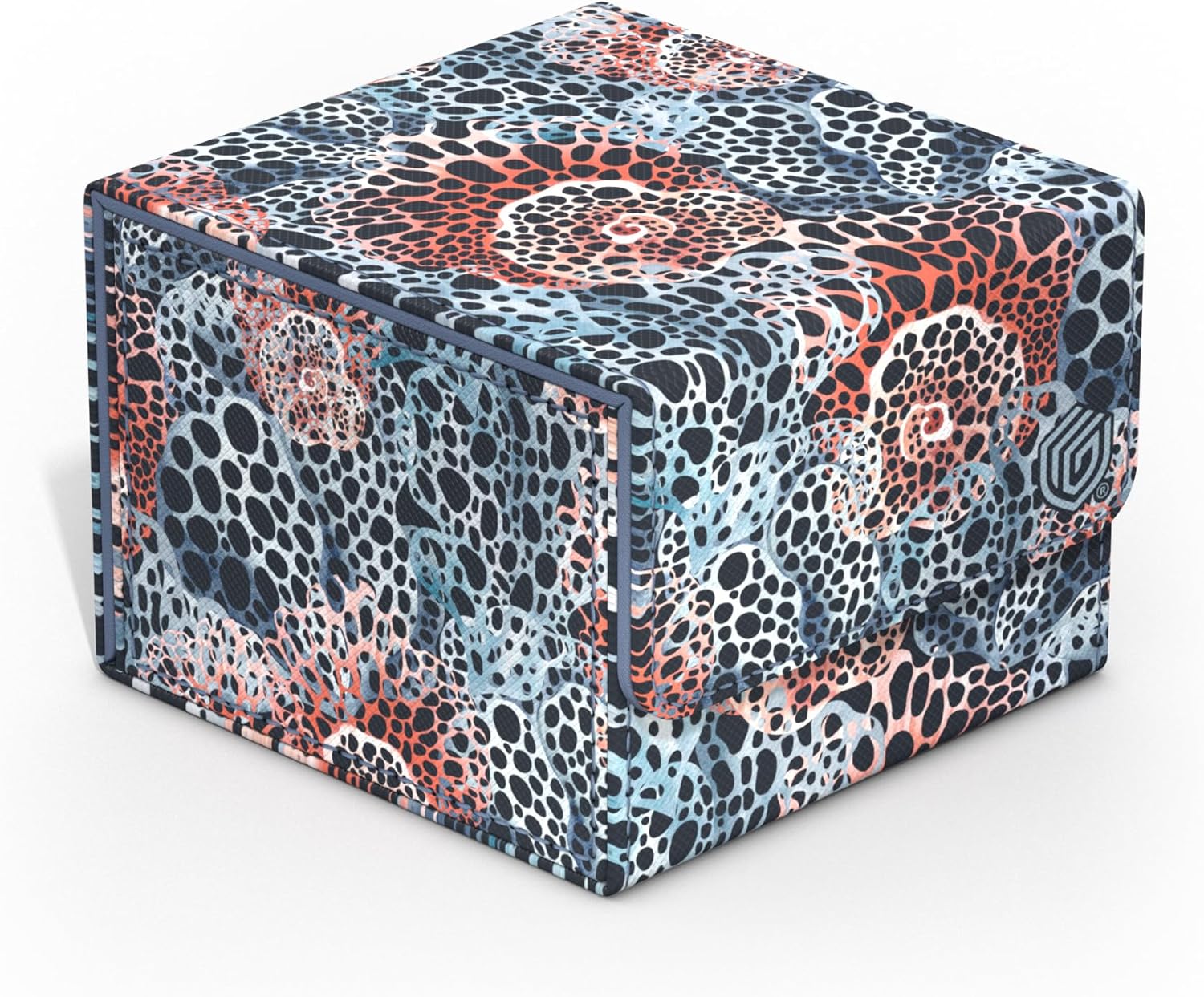 Dive into flourishing underwater worlds with the 2025 Exclusive Sidewinders from Ultimate Guard! The sustainable Coral Places deck boxes are made from 52% recycled materials and, in addition to the durable Xenoskin surface, have a strong magnetic closure and a high-quality microfibre inner lining so that up to 133 (double-sleeved) or 160 (single-sleeved) cards from games such as Magic: The Gathering, Pokemon, Lorcana, One Piece or Yu-Gi-Oh! can be stored safely. The plastic-free packaging is also made entir