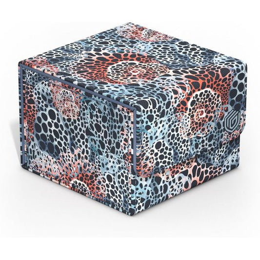 Dive into flourishing underwater worlds with the 2025 Exclusive Sidewinders from Ultimate Guard! The sustainable Coral Places deck boxes are made from 52% recycled materials and, in addition to the durable Xenoskin surface, have a strong magnetic closure and a high-quality microfibre inner lining so that up to 133 (double-sleeved) or 160 (single-sleeved) cards from games such as Magic: The Gathering, Pokemon, Lorcana, One Piece or Yu-Gi-Oh! can be stored safely. The plastic-free packaging is also made entir