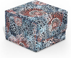 Dive into flourishing underwater worlds with the 2025 Exclusive Sidewinders from Ultimate Guard! The sustainable Coral Places deck boxes are made from 52% recycled materials and, in addition to the durable Xenoskin surface, have a strong magnetic closure and a high-quality microfibre inner lining so that up to 133 (double-sleeved) or 160 (single-sleeved) cards from games such as Magic: The Gathering, Pokemon, Lorcana, One Piece or Yu-Gi-Oh! can be stored safely. The plastic-free packaging is also made entir