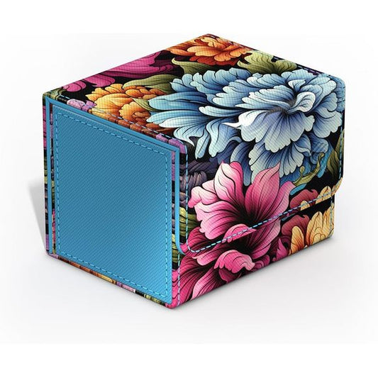 Ultimate Guard’s popular “Floral Places” Sidewinder series is back with six brand new designs – and for the first time also with deck boxes in the 133+ size, perfect for Magic: The Gathering’s Commander format! Our Sidewinder deck boxes feature a resistant Xenoskin outer casing, quality microfiber inner lining, and a strong magnetic closure. Depending on the variant, they are designed to hold 100 or 133 double-sleeved cards in Ultimate Guard Sleeves of trading card games like Magic: The Gathering, Pokémon,