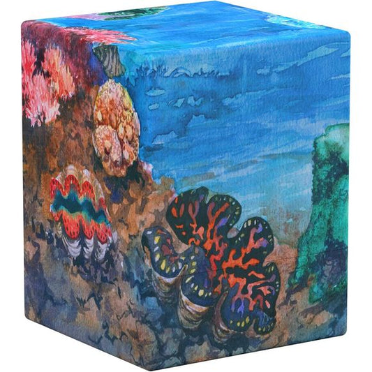 The RTE Boulder 100+ is a reliable deck box from our Return to Earth series with a durable and vibrant full color print. Made from 78% renewable raw materials and printed in Germany, the RTE Boulder 100+ from Ultimate Guard’s official Coral Places can hold up to 100 double-sleeved cards in Ultimate Guard sleeves*. In addition, the deck box’s packaging is made from 100% recycled material.