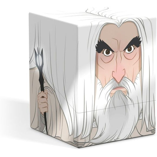 Ultimate Guard's Squaroes represent the new generation of TCG accessories! Made with high-quality materials and 78% sourced from renewable resources, Squaroes offer an excellent level of card protection and, thanks to exclusive designs, limited editions, and deck boxes with various degrees of rarity, they become collectible items themselves. The Lord of the Rings Squaroes can hold up to 100 cards with double protective sleeves* from games like Magic: The Gathering, Pokémon, Lorcana, Flesh and Blood, Yu-Gi-O
