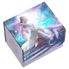 The Sidewinder 100+ Xenoskin is a high-quality TCG deck box that offers premium card protection thanks to its resistant Xenoskin material, microfiber inner lining, and strong magnetic closure, while still granting easy and convenient access to the deck inside. The deck boxes are printed in full color with officially licensed artworks from Magic: The Gathering’s upcoming set "Reality Fracture". The Sidewinder 100+ Xenoskin is optimized to hold 100 double-sleeved or 120 single-sleeved cards in Ultimate Guard