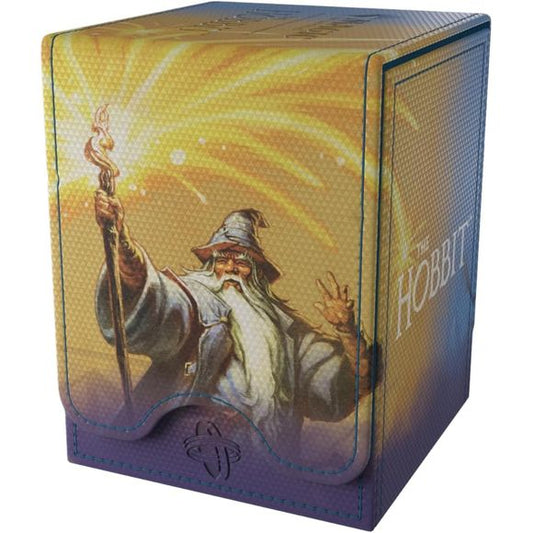 The Squire 80+ XL is a premium deck box featuring officially licensed artwork from the game, showcased on a full-color printed Refractifyber surface with high visual impact.
The Squire 80+ XL holds 80 double-sleeved cards, even with extra Thick Inner Sleeves. The Convertible line is designed to present cards in unique ways. Remove the lid, attach it to the bottom, or start tilting your box in a wide variety of ways. Powerful magnets keep it safely closed.
Five Squire 80+ XLs fit into the Treasure Trove, cr