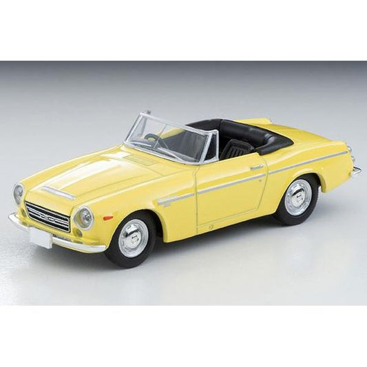 The Datsun Fairlady 2000 (SR311), a representative of the vintage Japanese sports cars of the 1960s, has been made into a Tomica! The Fairlady 2000, which was introduced in 1967, was equipped with a U20 2000cc engine boasting 145 horsepower in an open body, which had been used since the Fairlady 1500 in 1962. It was the first Japanese car to break the 200 km/h top speed limit, and its 0-400 m acceleration time of 15.4 seconds was a record that no other Japanese car could break until the 1980s.

TLV released