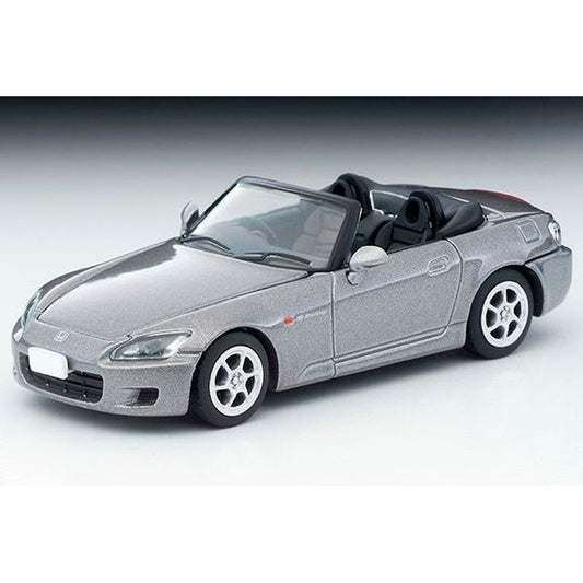This Tomica Vintage NEO car is a new mold! The S2000 is an FR sports car developed to commemorate the 50th anniversary of Honda's founding. The car name and open body are reminiscent of the S series of yesteryear; the engine that rotates effortlessly up to 9,000rmp, FR drive, and other features were different from other Honda cars of the time. Released in 1999, it was sold until 2009, with several minor changes such as interior and exterior updates and displacement expansion. It remains highly popular even