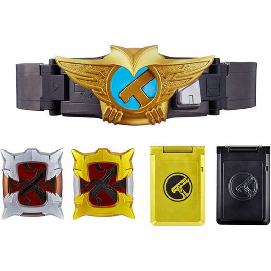 Next up in the Complete Selection Modification series, is the movie edition Kamen Rider Den-O Belt! With the included attachment parts this belt can transform into different riders appearing in the Kamen Rider Den-O 2007 and 2008 films. By holding the attached Rider Pass or Master Pass over the buckle part, the transformation sound of each unique rider will be activated. The main body contains character voices of Sieg, Gaoh, and Ghost Imagin. You can play the lines by pressing the button on the main body. I