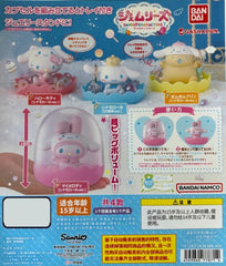 Sanrio Jewelry Holder Decoration Vol.7 Gashapon Figure Capsule Collection features: Hello Kitty (Cinnamoroll Ver.), My Melody (Cinnamoroll Ver.), Cinnamoroll (20th Anniversary Edition), and Pompompurin (Cinnamoroll Ver.)
This contains one random figure in a gashapon ball.