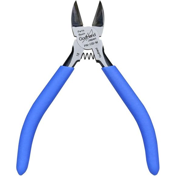 Cut plastic parts and resin in one go with the highly durable double-edged blade! Cut unnecessary parts and save time when modifying! Cut plastic parts and resin with the highly durable double-edged blade! Although the cut surface is not very clean, it can cut powerfully up to 6mm thick! It is a reliable tool that helps to reduce the time required for modifying plastic models and creating resin kits.
The flat blade makes it easy to cut along the surface of the part, and it is also great for removing protru