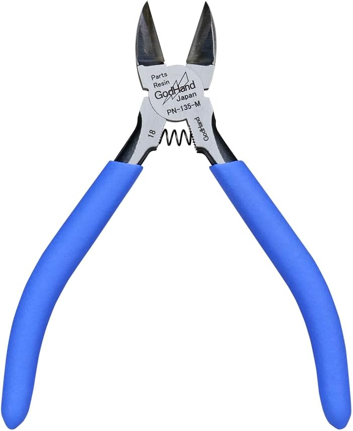 Cut plastic parts and resin in one go with the highly durable double-edged blade! Cut unnecessary parts and save time when modifying! Cut plastic parts and resin with the highly durable double-edged blade! Although the cut surface is not very clean, it can cut powerfully up to 6mm thick! It is a reliable tool that helps to reduce the time required for modifying plastic models and creating resin kits.
The flat blade makes it easy to cut along the surface of the part, and it is also great for removing protru