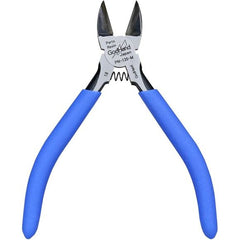 Cut plastic parts and resin in one go with the highly durable double-edged blade! Cut unnecessary parts and save time when modifying! Cut plastic parts and resin with the highly durable double-edged blade! Although the cut surface is not very clean, it can cut powerfully up to 6mm thick! It is a reliable tool that helps to reduce the time required for modifying plastic models and creating resin kits.
The flat blade makes it easy to cut along the surface of the part, and it is also great for removing protru