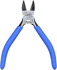 Cut plastic parts and resin in one go with the highly durable double-edged blade! Cut unnecessary parts and save time when modifying! Cut plastic parts and resin with the highly durable double-edged blade! Although the cut surface is not very clean, it can cut powerfully up to 6mm thick! It is a reliable tool that helps to reduce the time required for modifying plastic models and creating resin kits.
The flat blade makes it easy to cut along the surface of the part, and it is also great for removing protru