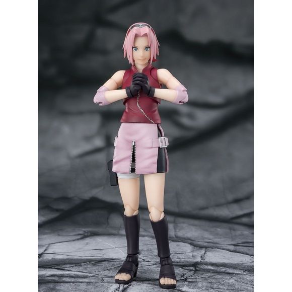 From the Naruto: Shippuden anime, Sakura Haruno joins the S.H.Figuarts line! Standing over 5 inches tall, Sakura is highly articulated and includes several hand options.