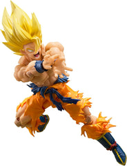 Super Saiyan Son Goku from "Dragon Ball Z" gets a brand-new "S.H.Figuarts" action figure from Bandai, made with completely new modeling! His uniform is torn and his upper body is exposed, as seen in the fierce battle at the end of Frieza's arc. He's supremely posable in a further evolution of the joint structure cultivated in the S.H.Figuarts "Dragon Ball" series figures; a new movable axis has been added to the shoulder base, and a soft material is used for his pants for greater flexibility! Three intercha