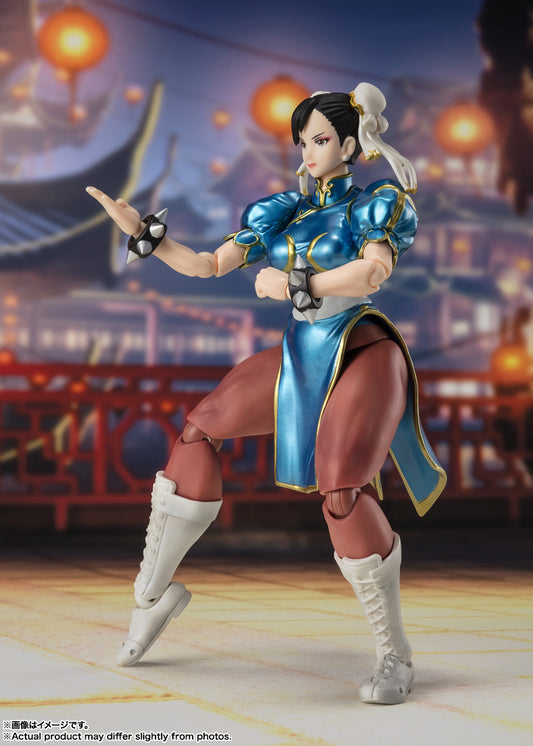 Chun-Li from the "Street Fighter" games returns to the "S.H.Figuarts" action-figure lineup from Bandai in her outfit from the early series! This figure's coloring is inspired by her classic costume, which also appears in the latest game, "Street Fighter 6"! The figure boasts both a wide range of motion and a natural form, allowing you to reproduce various special moves such as her spectacular Spinning Bird Kick with ease.