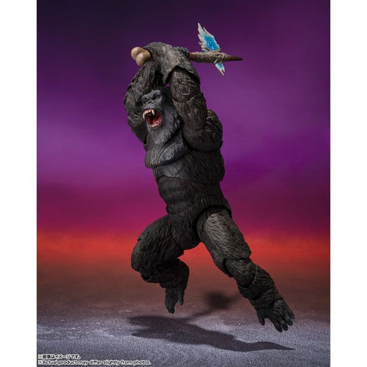The mighty Kong from the upcoming film "Godzilla x Kong: The New Empire" joins the "S.H.MonsterArts" action-figure series from Bandai! This figure was sculpted by noted animal sculptor Shinzen Takeuchi, based on data from the film. The scars on his body from battles in the previous film are carefully reproduced; the axe he wields in the film has a clear part at the tip. An interchangeable head and three pairs of interchangeable hands are included too. Order him for your own collection today!

[Figure Size]: