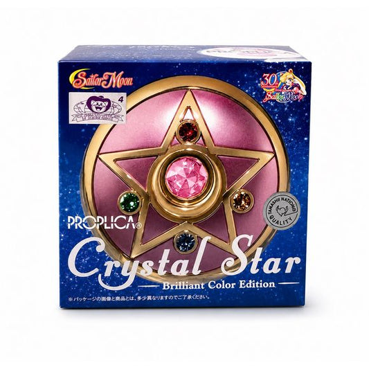 The Proplica Crystal Star, released in April of 2015, earned raves from fans of the Sailor Moon series. Now, in commemoration of the debut of the new film in 2020, it is being re-released in an advanced new Memorial Color Edition!
The central Pinkline stone is surrounded by four Swarovski® crystals for an a dazzling radiance. To highlight these gorgeous gems, the top is finished in metallic pink. The central crystal glimmers in pearlescent pink to evoke the appearance during Sailor Moon's transformation. T