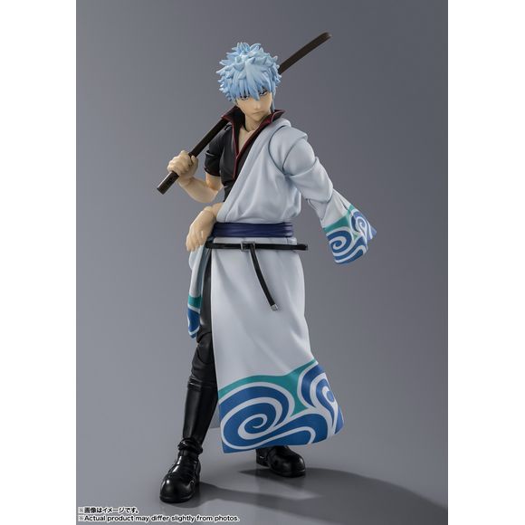To celebrate the 20th anniversary of "Gintama", SAKATA GINTOKI is now available as an S.H.Figuarts! Reproduce the various expressions of the charming Gintoki with 3 types of Interchangeable expression parts in addition to the standard expression. In addition, a variety of scenes can be reproduced with 3 types of interchangeable hand parts. His signature "hands-in-pocket" pose can also be recreated with the optional hand parts. His beloved sword "Toyako" is also included.
