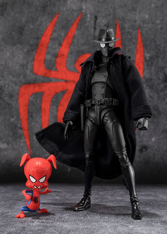 From "Spider-Man: Across the Spider-Verse" come SPIDER-MAN NOIR and SPIDER-HAM as a set package! From the black and white world of SPIDER-MAN NOIR and the cartoon world of SPIDER-HAM, these two contrasting characters met and teamed up with Miles Morales. SPIDER-MAN NOIR's coat is made from cloth goods, allowing for the recreation of various dynamic action poses.