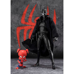 From "Spider-Man: Across the Spider-Verse" come SPIDER-MAN NOIR and SPIDER-HAM as a set package! From the black and white world of SPIDER-MAN NOIR and the cartoon world of SPIDER-HAM, these two contrasting characters met and teamed up with Miles Morales. SPIDER-MAN NOIR's coat is made from cloth goods, allowing for the recreation of various dynamic action poses.