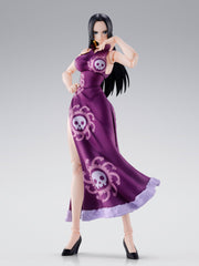 The S.H.Figuarts action figure series welcomes “BOA HANCOCK -MARINEFORD-”! From the TV anime ONE PIECE, Boa Hancock as she appeared during the Marineford Arc joins the line! In addition to an exceptional range of motion that can recreate Hancock’s diverse actions, the set includes variety of expression parts and optional pieces to reproduce her “Love-Love Mellow”. 6.3 inches (16cm) tall.
Includes:
Boa Hancock figure
8 Interchangeable hands
3 Left
5 Right
Hand parts for Love-Love Mellow
5 Interchangeable ex