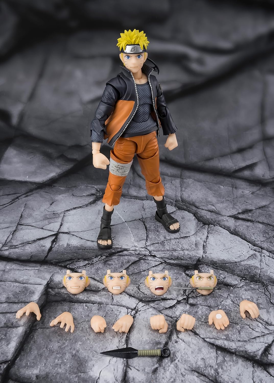 From the S.H.Figuarts Naruto series comes “Naruto Uzumaki — The power born from countless connected feelings”!
Debuting in the S.H.Figuarts Naruto series, this “Naruto Uzumaki” evokes memories of the Fourth Great Ninja War! Includes four interchangeable facial expression parts, and among the wrist parts are interlocking fists; the “yang” seal on the right hand is finely sculpted. Also comes with a face holding a Flying Raijin kunai in the mouth and a hand-held kunai, giving you a set that lets you fully en