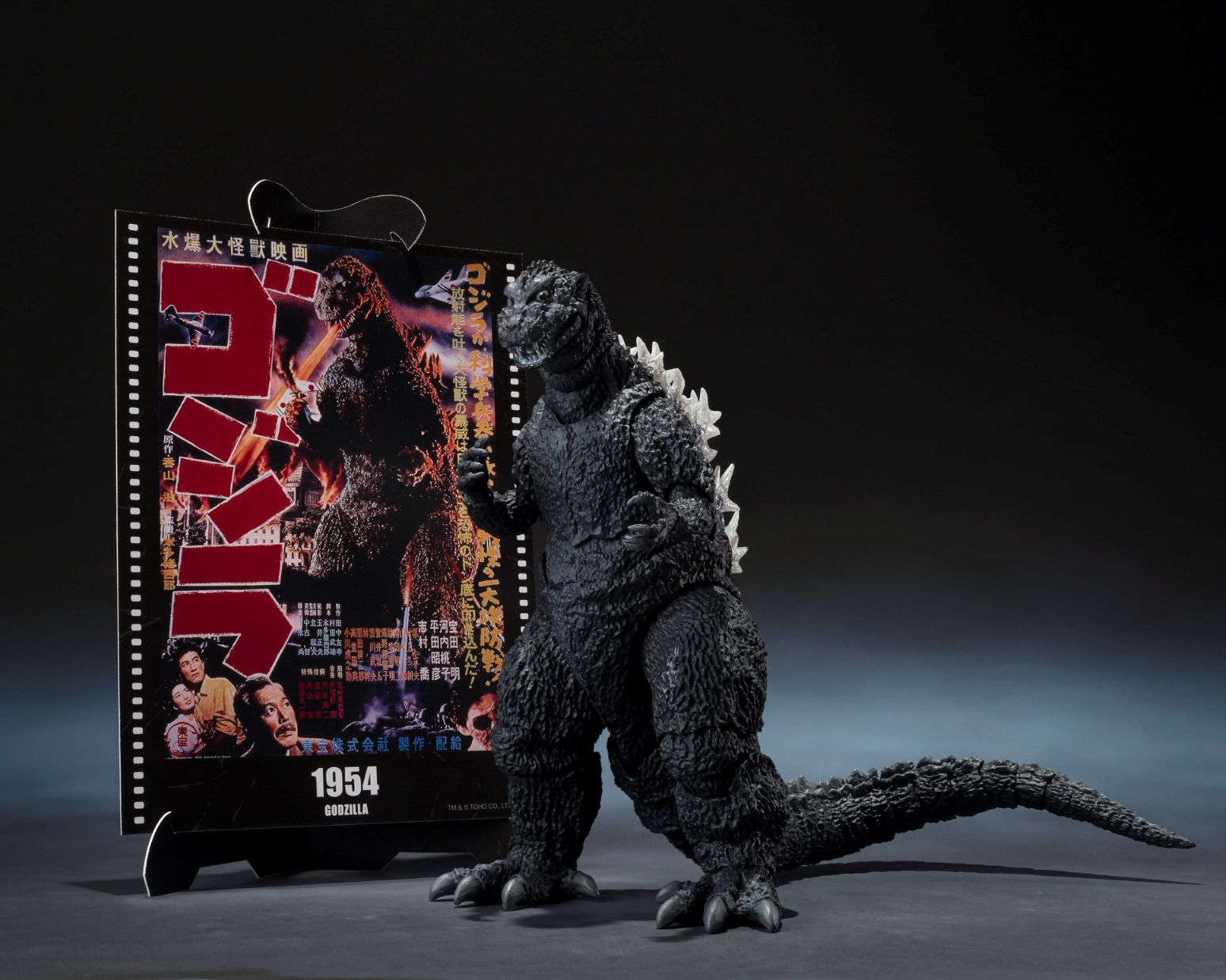 Godzilla as it appears in the very first feature film released 1954, comes to the MOVIE GRAPHIC PLUS lineup. This figure was produced (prototype, coloring, and modeling) by the leading Godzilla sculptor, Yuji Sakai. Godzilla's coloring has been adjusted to more closely match its appearance in the film. It also comes with a papercraft featuring the movie's poster art.