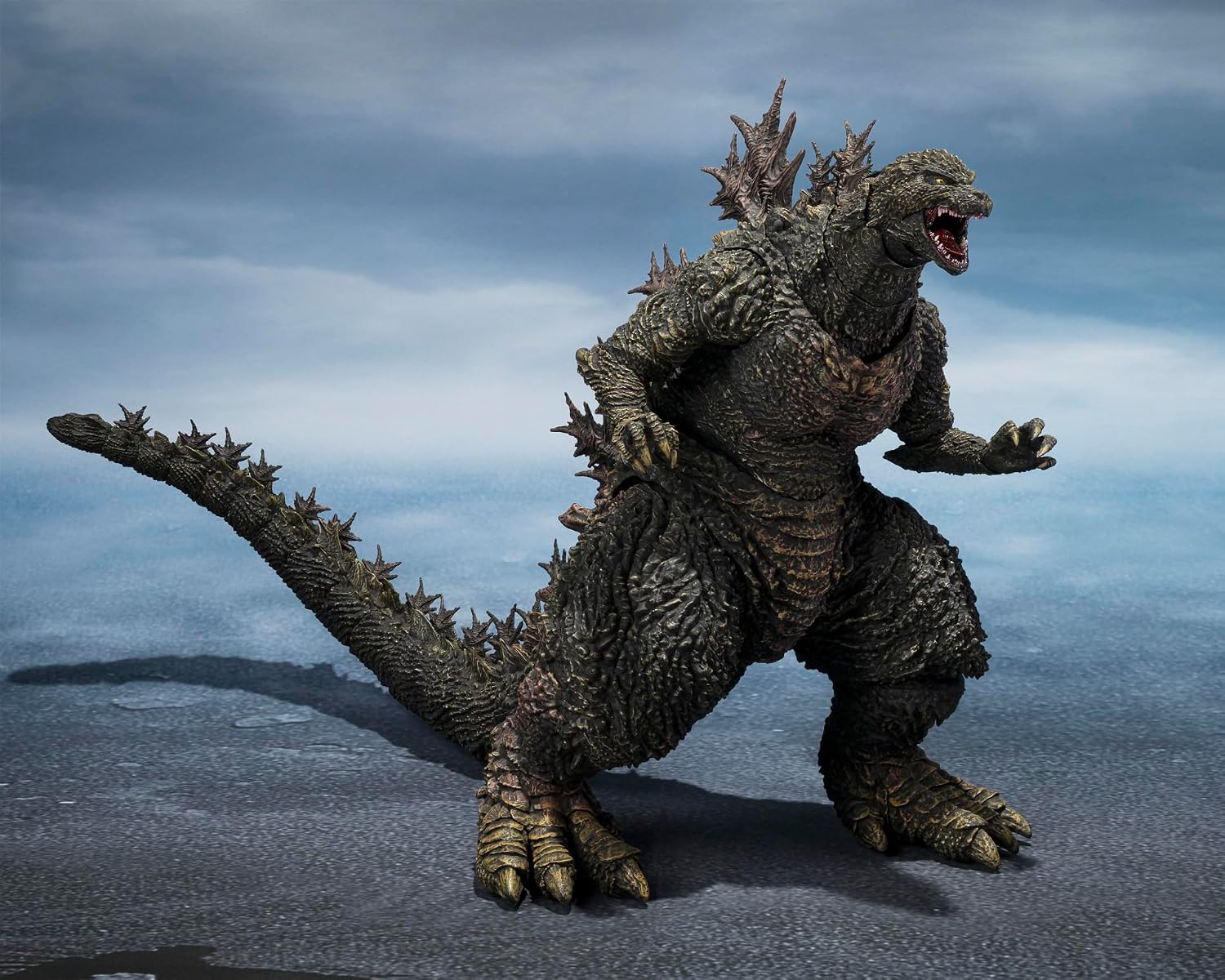 Godzilla from the new attraction "Godzilla the Ride: Great Clash," currently showing at Seibu-en Amusement Park in Tokorozawa near Tokyo, is joining Bandai's "S.H.MonsterArts" action-figure lineup! This incredibly posable figure is based on the 3D data used in the video, and the prototype was sculpted, painted, and produced by Yuji Sakai. Godzilla's dorsal fins in particular are meticulously reproduced, and Godzilla's neck articulation has been improved to allow fans to recreate his impressive swimming pose