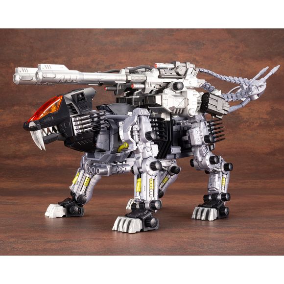 The majestic RZ-007 Shield Liger DCS-J from Kotobukiya's "Zoids" model-kit lineup is back! This 1/72-scale model kit comes roaring in with excellent power and performance! This comes as a redesign, with most parts, such as the armor and frames, reproduced in newly molded colors.
The body of the Shield Liger is completely movable and posable, giving display flexibility. Deployed as a set of two, the double beam cannons extend out to give the Shield Liger an aggressive image!