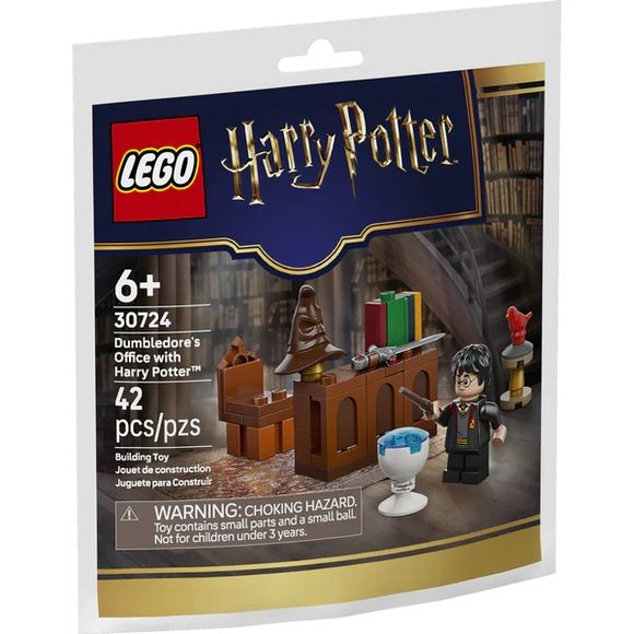 Play out magical scenes in Dumbledore’s office with Harry Potter™, the young Fawkes™ and accessories including the Sorting Hat™, Pensieve™ and the Sword of Gryffindor™.