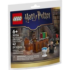 Play out magical scenes in Dumbledore’s office with Harry Potter™, the young Fawkes™ and accessories including the Sorting Hat™, Pensieve™ and the Sword of Gryffindor™.