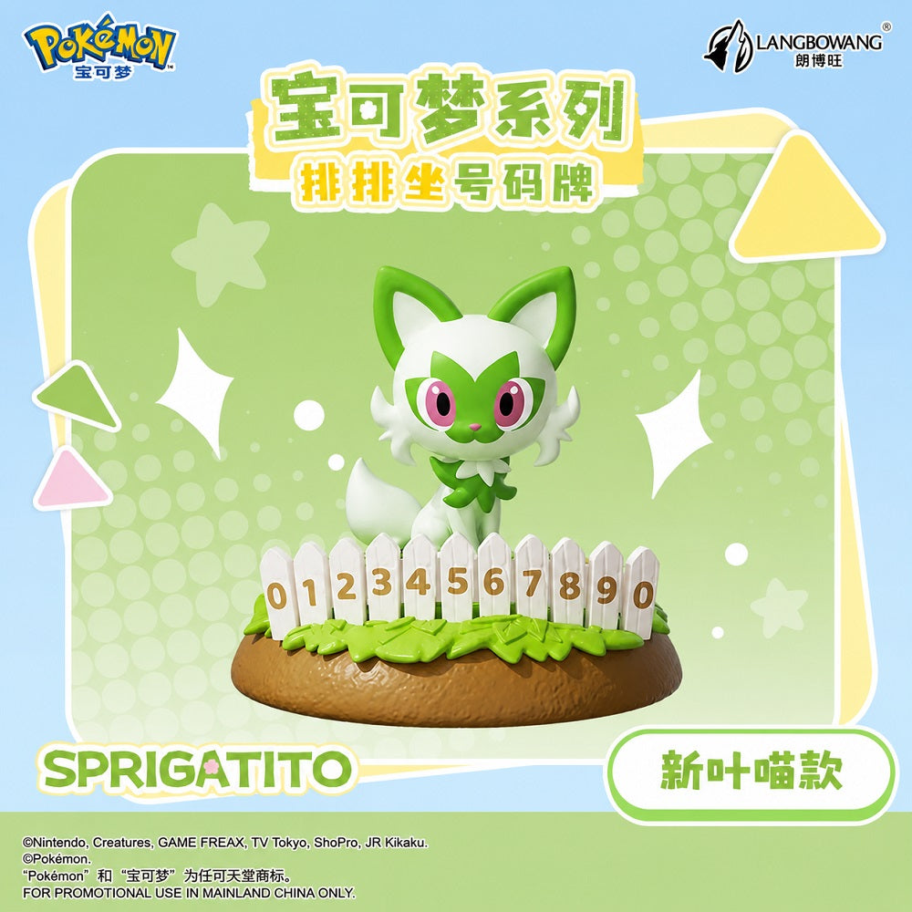 Add a touch of Paldean charm to your desk or collection with this adorable Sprigatito Number Plate Display Figure by Langbowang! Inspired by the Grass Cat Pokémon from the Pokémon Scarlet & Violet generation, this collectible features Sprigatito standing proudly behind a white picket fence with interchangeable number pieces, creating a playful display that is both decorative and functional.
The colorful grassy base, detailed sculpting, and cheerful Sprigatito pose make this figure a standout addition to an