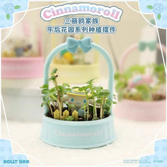 Add a little Sanrio magic to your indoor garden with the Cinnamoroll Afternoon Garden Planter Figure from Holly Box! Part of the charming Sanrio Characters Afternoon Garden Series, this adorable display features Cinnamoroll tucked among tiny sprouts inside a pastel blue basket-style planter accented with a decorative bow.
Surrounded by miniature garden details and fresh greenery, Cinnamoroll creates a whimsical scene that brings warmth and personality to any space. Designed to complement small plants, seed