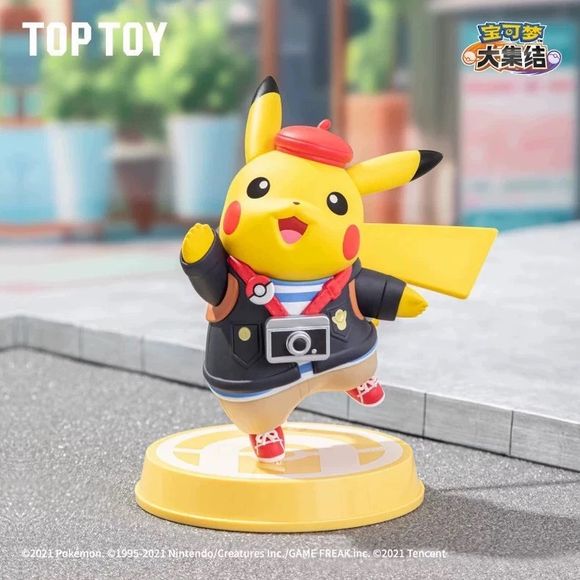 TOP TOY Pokémon Unite "Gathering Series" Pikachu figure – premium traveler-themed collectible, ~5" tall. Bring cheerful energy to your Pokémon collection with this Pikachu figure from the TOP TOY Pokémon Unite Gathering Series! Inspired by the stylish Pokémon Unite aesthetic, this premium collectible features Pikachu dressed in an adorable traveler-inspired outfit complete with a camera, beret, jacket, and themed display base.
With its playful waving pose, vibrant colors, and detailed sculpting, this figur