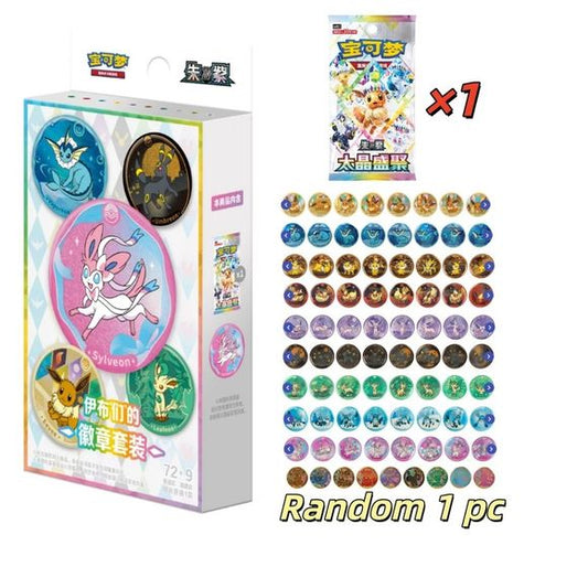 Celebrate the highly anticipated Pokémon TCG Simplified Chinese Terastal Gathering (CSV9.5C) expansion with this collectible Emblem Badge set! Each package includes 1 Terastal Gathering booster pack and 1 randomly selected Eeveelution-themed emblem badge, making it a fun collectible for both Pokémon card fans and Eevee collectors.
The badge series features 81 possible designs, including:
72 Regular Badge Designs
9 Secret/Hidden Badge Designs
The collection showcases Eevee and its evolutions, including:
V