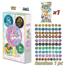 Celebrate the highly anticipated Pokémon TCG Simplified Chinese Terastal Gathering (CSV9.5C) expansion with this collectible Emblem Badge set! Each package includes 1 Terastal Gathering booster pack and 1 randomly selected Eeveelution-themed emblem badge, making it a fun collectible for both Pokémon card fans and Eevee collectors.
The badge series features 81 possible designs, including:
72 Regular Badge Designs
9 Secret/Hidden Badge Designs
The collection showcases Eevee and its evolutions, including:
V
