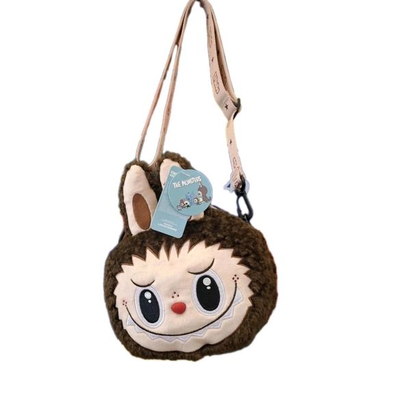 POP MART POP LAND-Exclusive Limited Edition Labubu Plush Crossbody Bag Purse – Beijing flagship-only. Soft, fuzzy, and irresistibly sweet, this Labubu plush crossbody bag purse is an official POP MART release available only through the POP LAND Beijing flagship store.
Brand new with original tags — a fashion-forward, functional accessory and a rare pickup for dedicated Labubu collectors.
