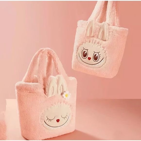 POP MART POP LAND MOKOKO "Reversible Pink Sweetheart" Series plush tote bag purse – Beijing flagship-only. This Mokoko Sweetheart Reversible plush tote feels like something straight out of a fairytale — soft, fuzzy, and irresistibly sweet. One side shows Mokoko fast asleep with a heart-shaped nose and tiny daisy; flip it inside out and she wakes up smiling, bright-eyed and cheerful — two moods in one bag.
The double-sided plush fabric is lightly scented with Mokoko's signature cherry blossom fragrance, wit