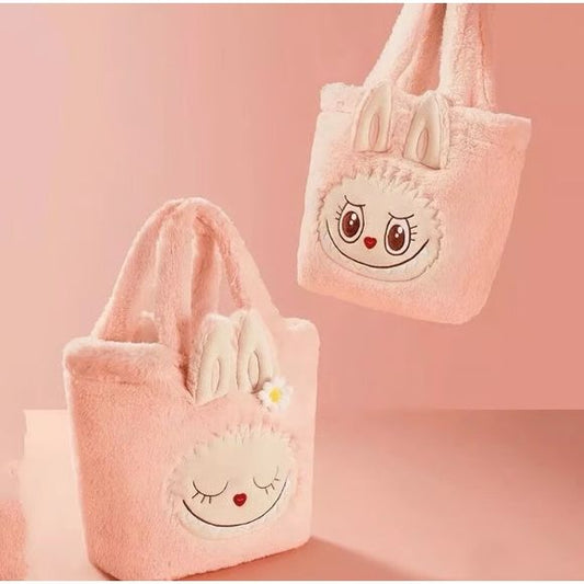POP MART POP LAND MOKOKO "Reversible Pink Sweetheart" Series plush tote bag purse – Beijing flagship-only. This Mokoko Sweetheart Reversible plush tote feels like something straight out of a fairytale — soft, fuzzy, and irresistibly sweet. One side shows Mokoko fast asleep with a heart-shaped nose and tiny daisy; flip it inside out and she wakes up smiling, bright-eyed and cheerful — two moods in one bag.
The double-sided plush fabric is lightly scented with Mokoko's signature cherry blossom fragrance, wit